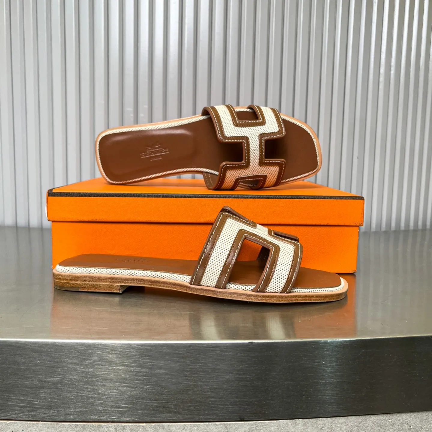 👟👟Ex-factory price 480👟👟 New style in early spring, splicing technology, new revision (Hermès), upgraded packaging, upgraded version and workmanship materials. Hermes®🔴The highest version of handmade shoes on the market ✨✨ Top product Hermès slippers🐎 —————————— The new model in early spring is the same as the original version, handmade by masters! ❥High-end customization, exclusive products, the highest version in the industry⚠❥Using: Hermers upper: Italian imported cowhide + original custom-grade Australian sheepskin feet + genuine leather outsole (pursuing top walking comfort) ✨~~〰〰〰〰❥ Packaging: ✔🚦Pay attention to the packaging➰Top-level exclusive box 〰The original top quality is on sale━━━━Hermes━━━━━ size: 35-40 (34.41.42 custom-made, non-refundable)